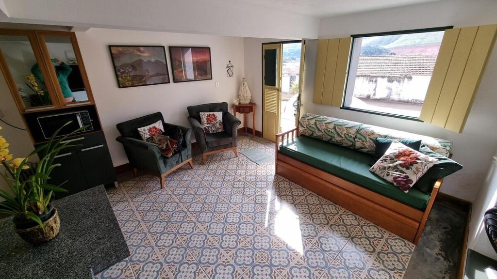 a living room with a couch and two chairs at Casa Dona Luiza 166, Centro, Mountain views in Passa Quatro