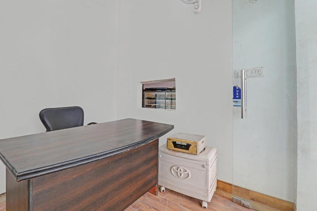 an office with a desk and a chair and a box at Hotel O Fine Stay Guest House in Bhauli