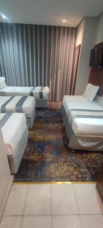 a hotel room with two beds and a carpet at محبس الجن in Al Khansāk