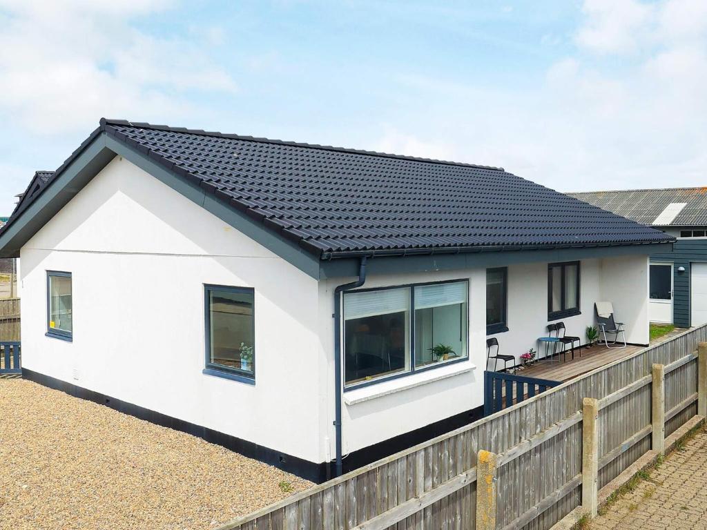 Thyborønにある6 person holiday home in Thyborøn-By Traumの黒屋根白屋根