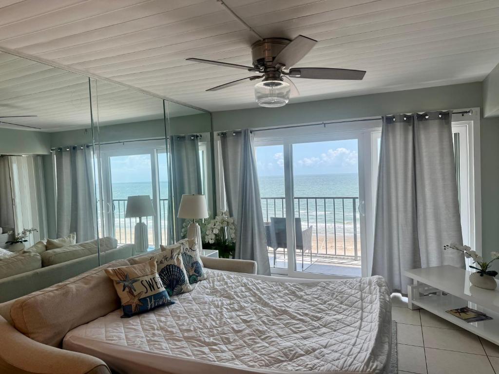 Un dormitorio con una cama y vista al mar. en Relaxing Galveston Oceanfront Escape With Heated Pool, en Galveston