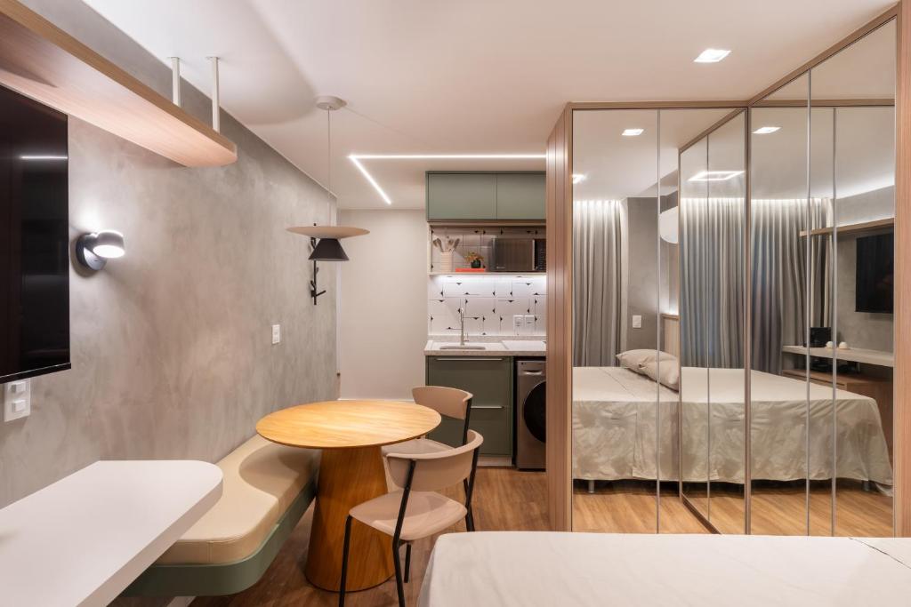 a small room with a bed and a table at Loft Búzios - CLN 202 in Brasilia