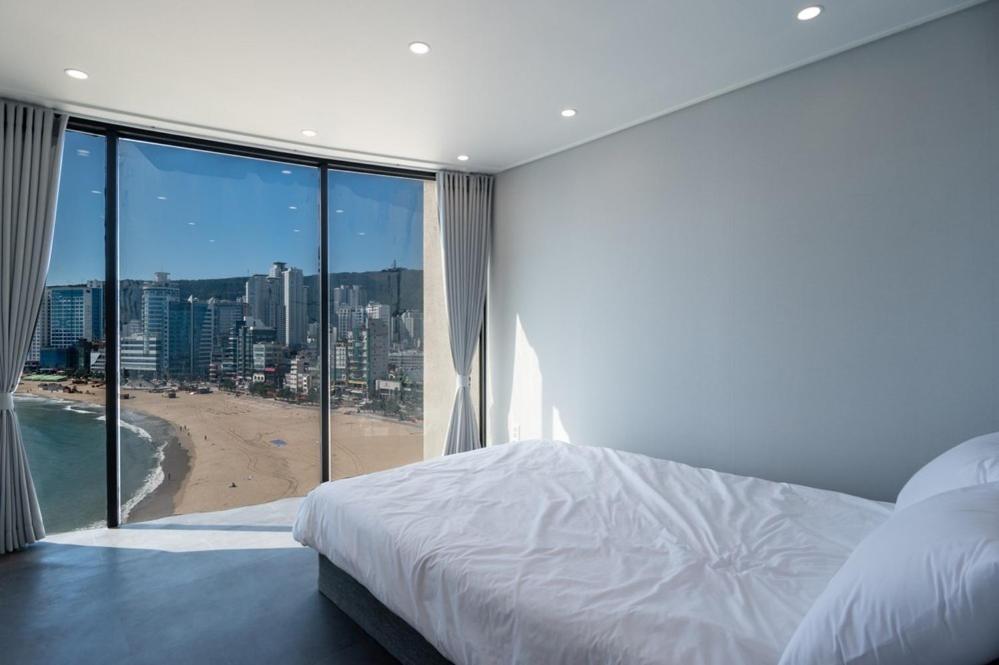 Postel nebo postele na pokoji v ubytování Heavenly Pent House