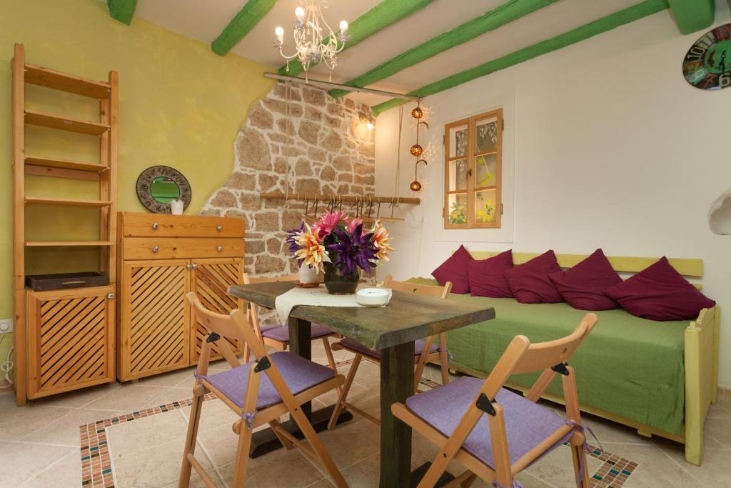 un soggiorno con tavolo, sedie e divano di Studio with garden in Rovinj a Rovigno (Rovinj)