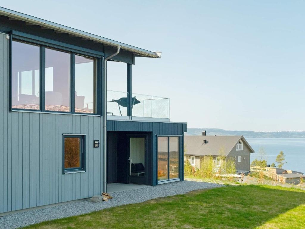 una casa con vista sull'acqua di 10 person holiday home in INDERØY-By Traum a Kjerkenesvåg