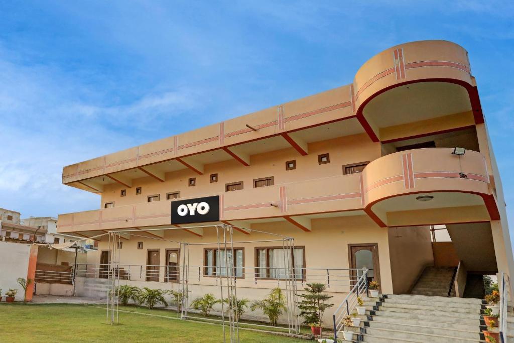 Gallery image of OYO Flagship GV Palace in Kakarmatha