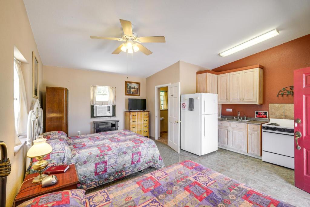 Una sala de estar con dos camas y una cocina. en 2 Mi to Marina Lake Whitney Studio Retreat!, en Whitney