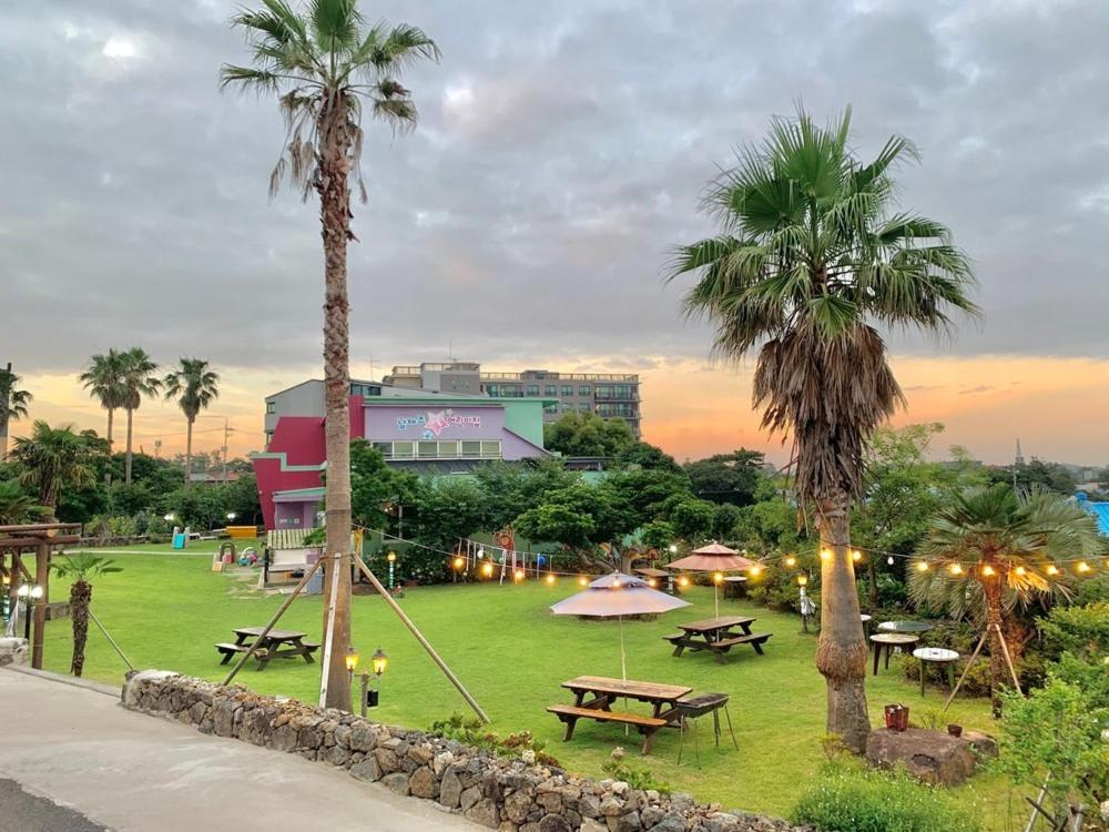 Сад в Jeju Skyhill Spa Pension