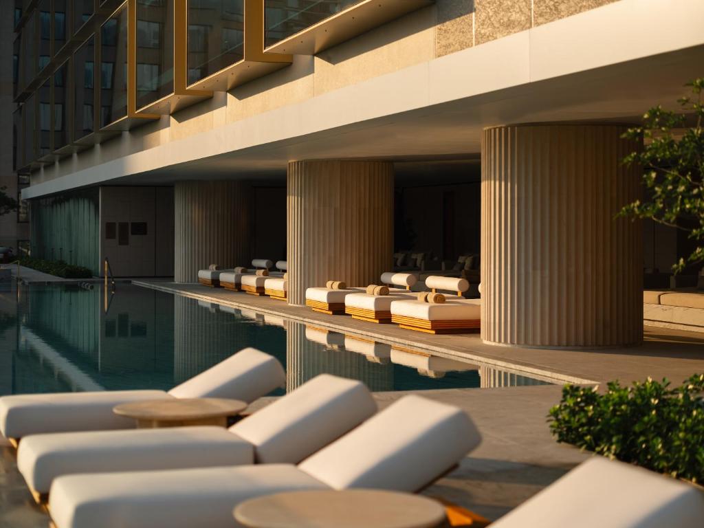 Hồ bơi trong/gần Dusit Thani Bangkok