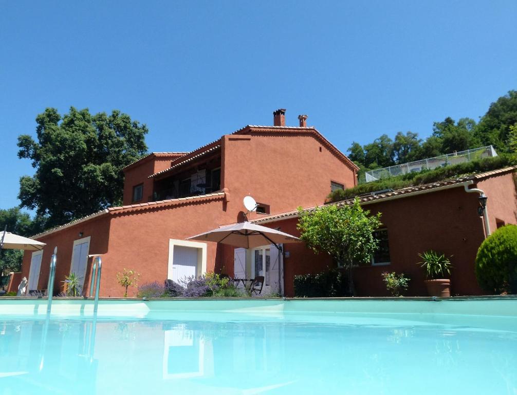 una gran piscina frente a una casa en Soleil Rouge, en Les Adrets-de-l'Estérel