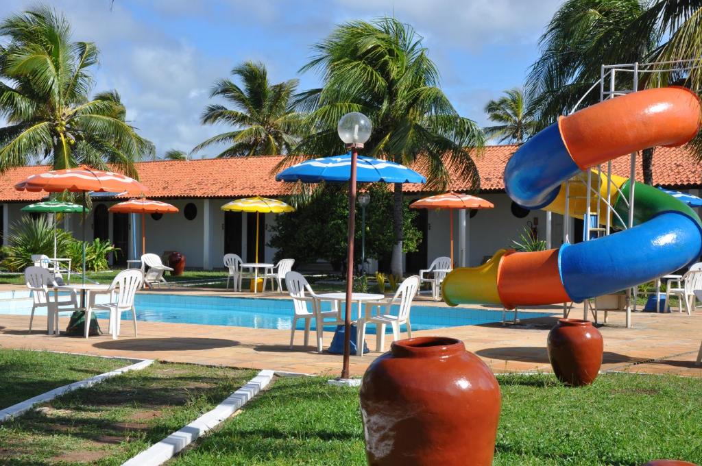Bazén v ubytování Hotel Praia do Conde nebo v jeho okolí
