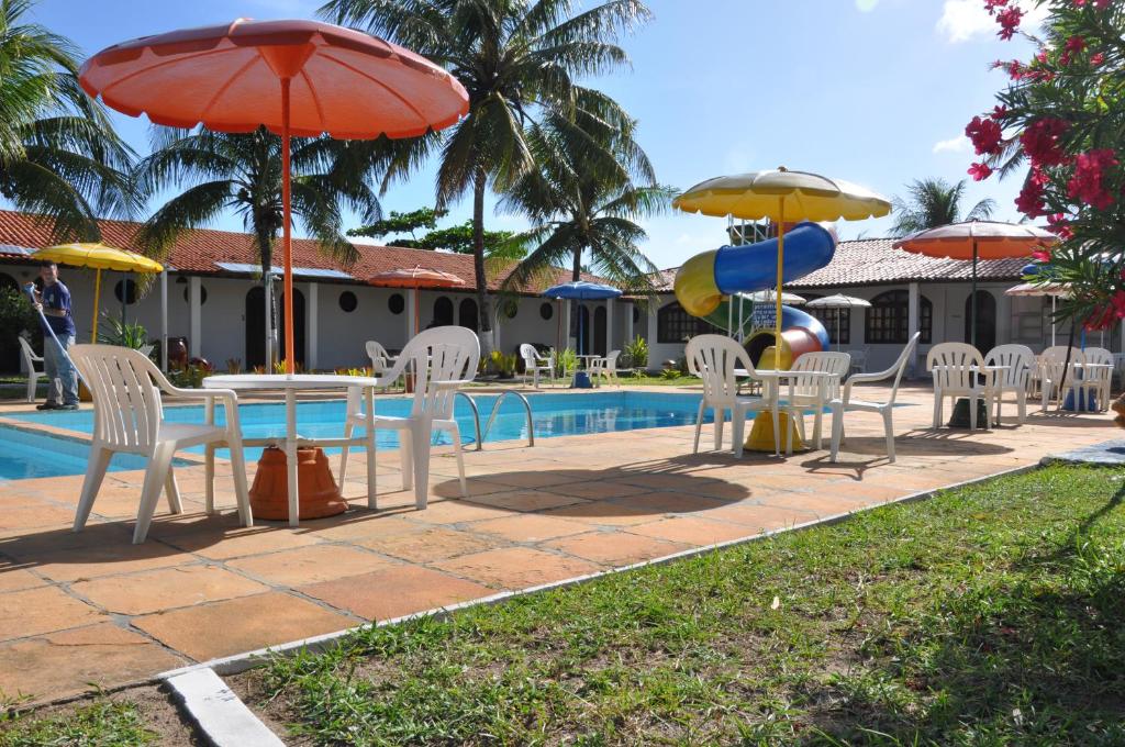Bazén v ubytování Hotel Praia do Conde nebo v jeho okolí