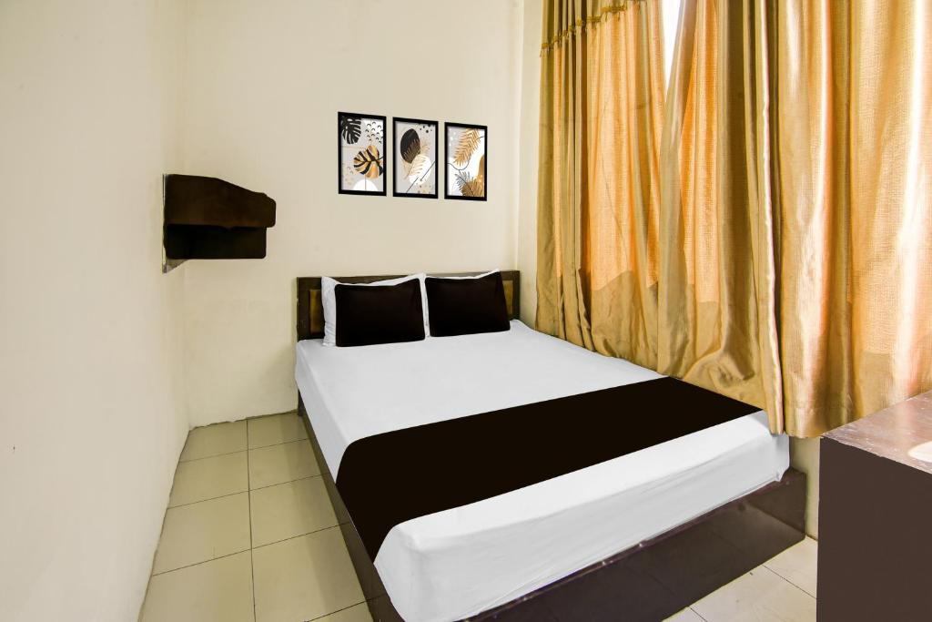 Ένα ή περισσότερα κρεβάτια σε δωμάτιο στο Hotel O Makassar near RS Grestelina formerly Wisma Makassar