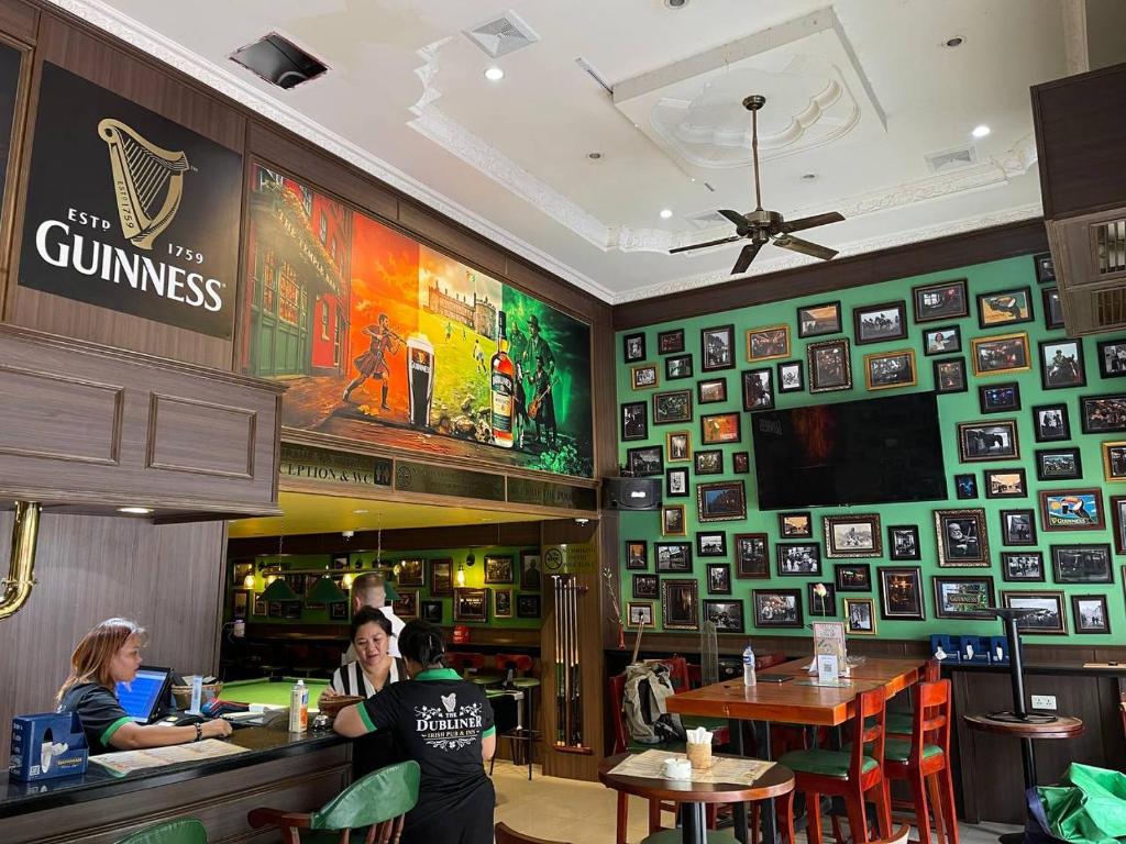 El lounge o bar de The Dubliner Inn
