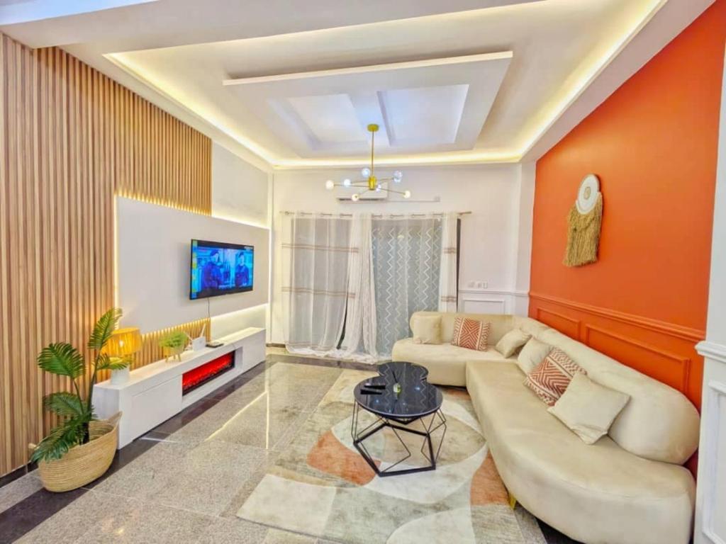 TV a/nebo společenská místnost v ubytování Cozy 3-room apartment with lagoon view