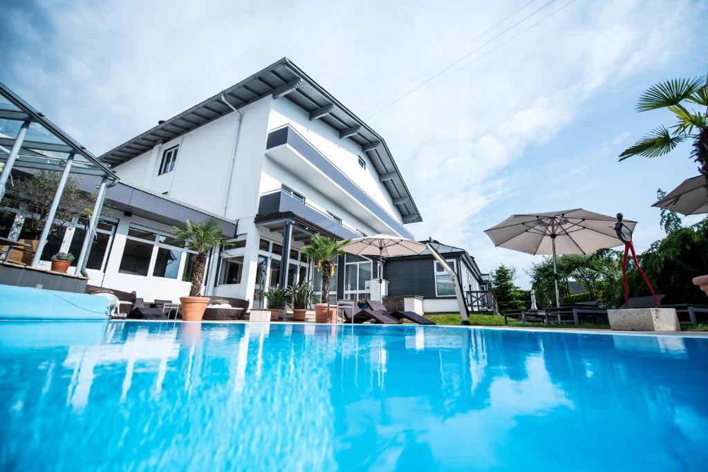 The swimming pool at or close to Hotel Landliebe
