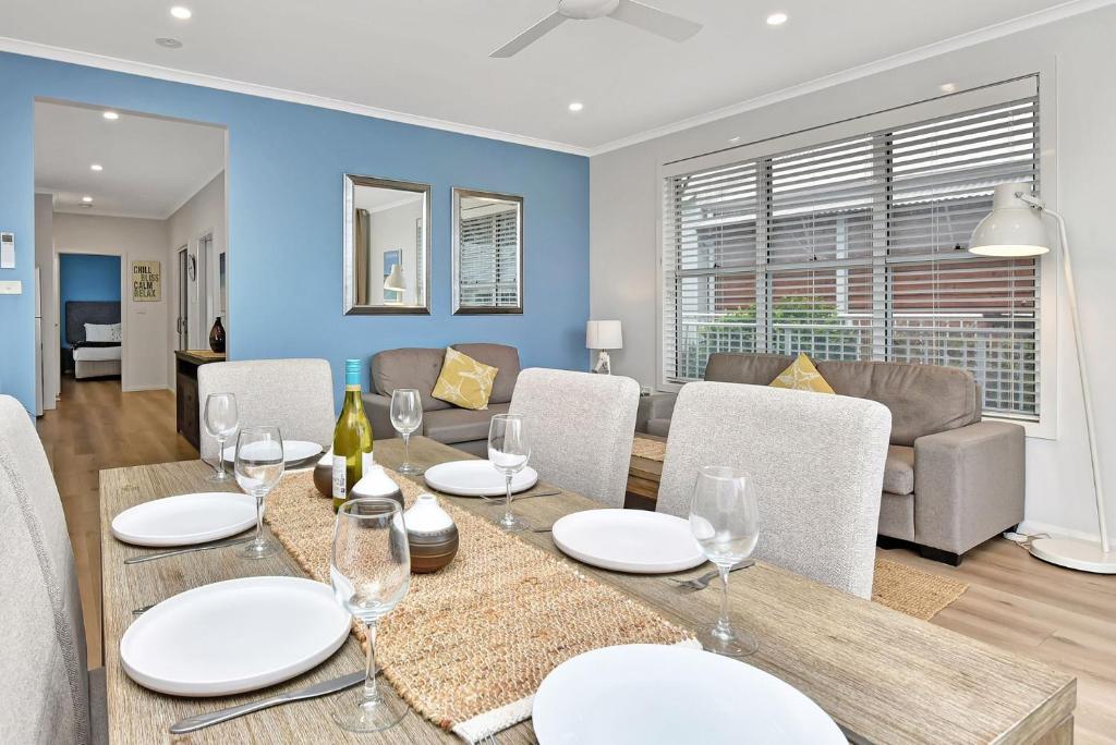 Χώρος καθιστικού στο Beach Daze at Caves Beach Villas