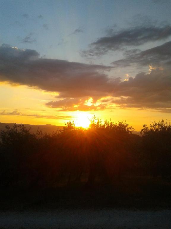 Pohľad na východ alebo západ slnka z farmy alebo blízkeho okolia