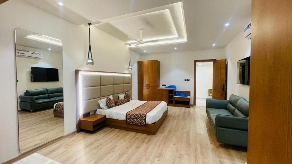une chambre d'hôtel avec un lit et un canapé dans l'établissement Lawrence Tungsten Resort, à Nainital