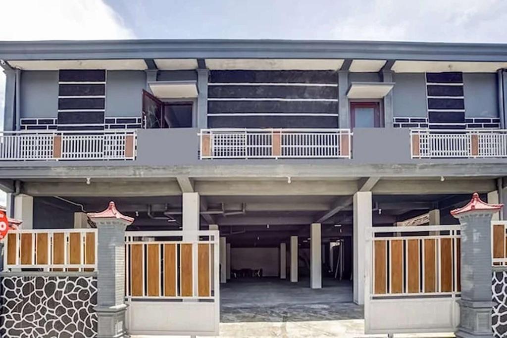 een gebouw met balkons erop bij OYO 94756 '23 Residence in Kejayan
