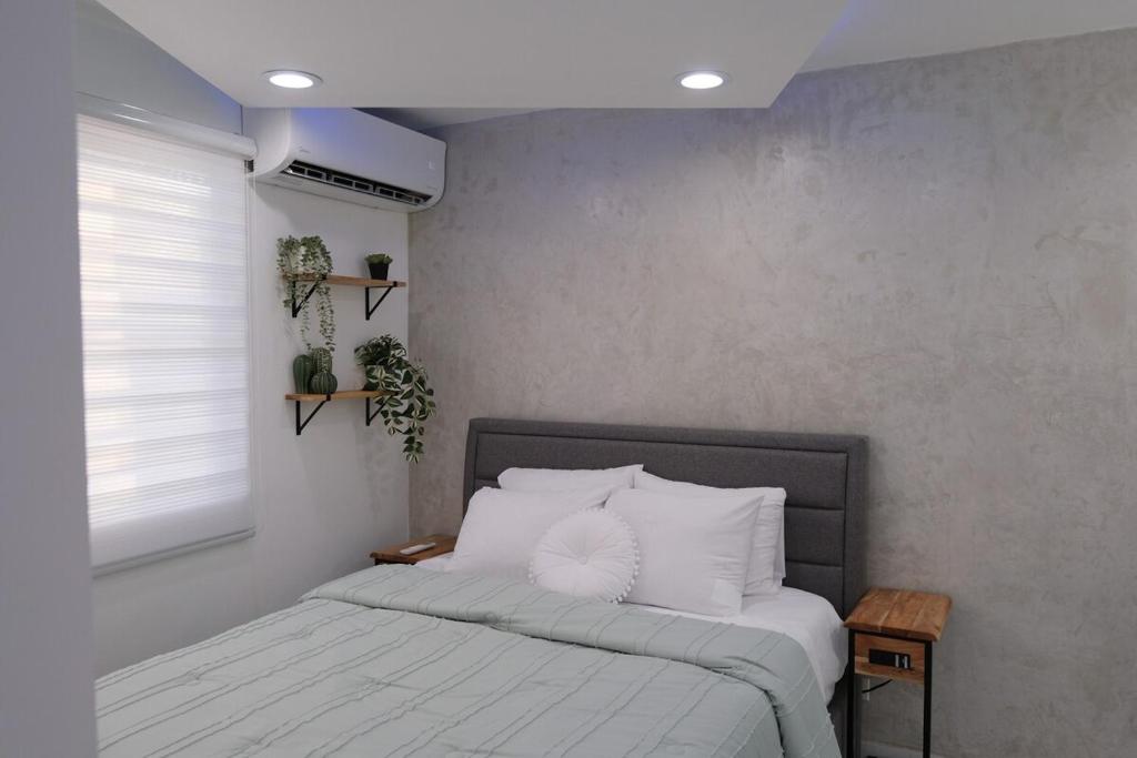 Ένα ή περισσότερα κρεβάτια σε δωμάτιο στο Chic 1BR apartment