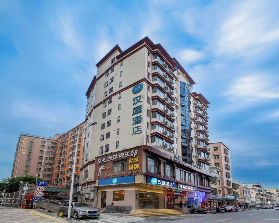 un edificio alto en la esquina de una calle en Hanting Hotel Shenzhen Songgang China Resources Vanguard Hotel, en Shenzhen