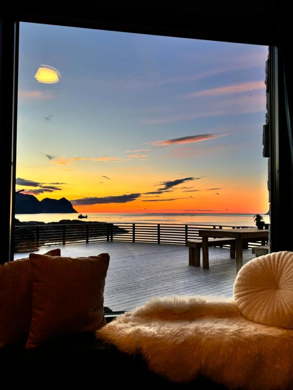 Una habitación con una ventana con vista al mar. en Ocean panorama, en Senja