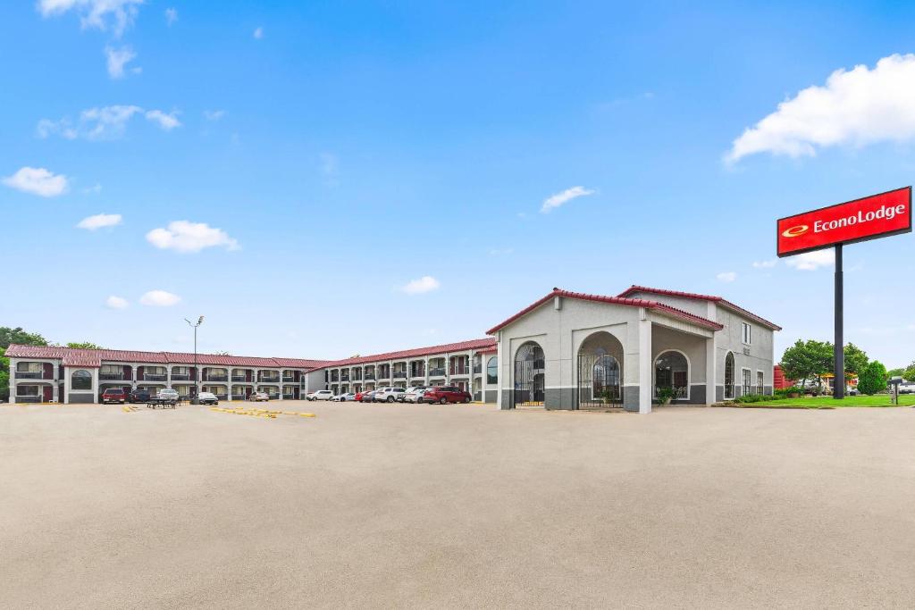 an empty parking lot in front of a building at Econo Lodge Belton in Belton