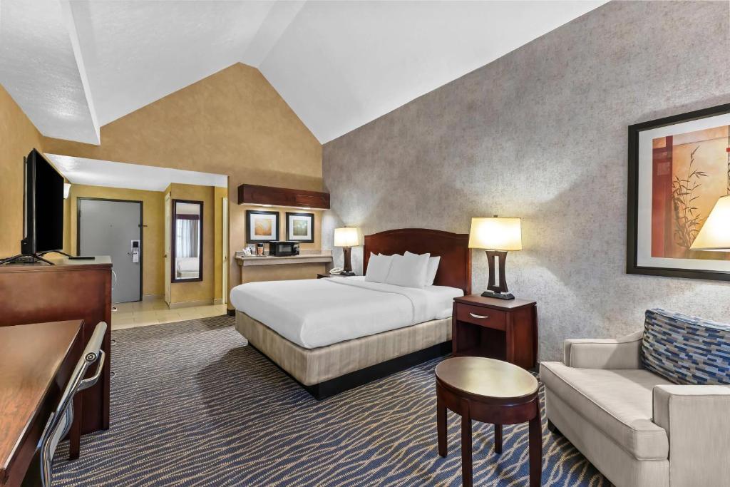 Un pat sau paturi într-o cameră la Radisson Hotel Salt Lake City Airport