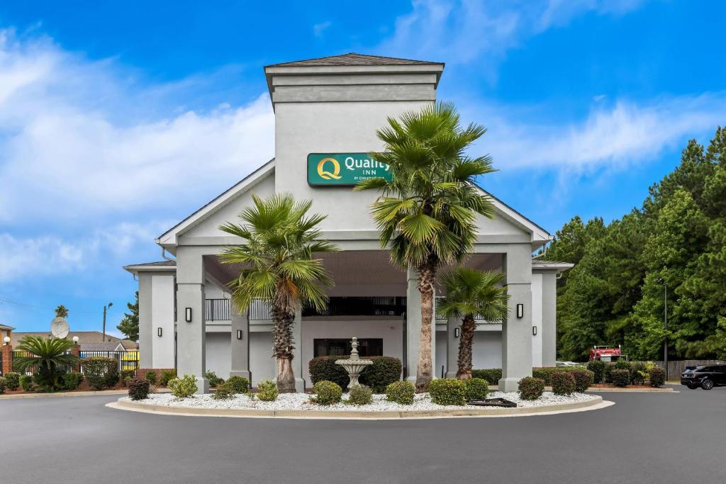 Un edificio con palmeras delante. en Quality Inn Port Wentworth Savannah North, en Port Wentworth