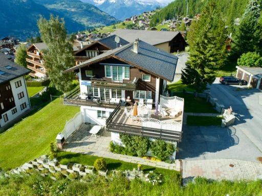 an aerial view of a house in the mountains at Duplex Ferienwohnung Edelweiss in Grächen