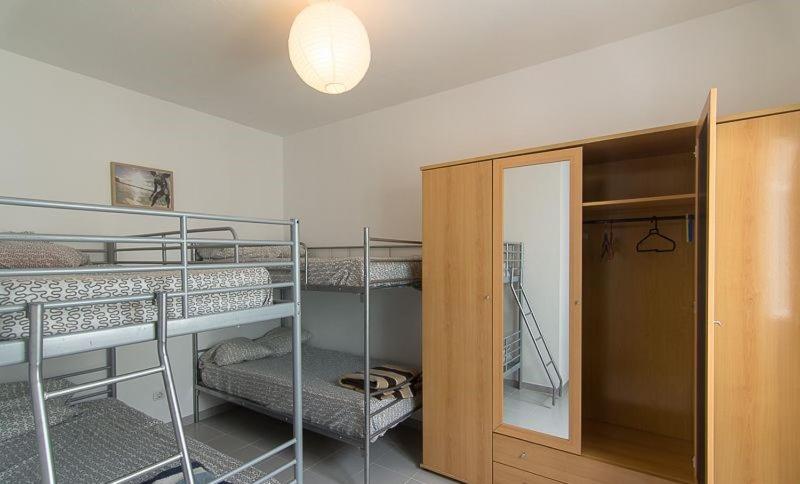 ein Zimmer mit zwei Etagenbetten und einem Spiegel in der Unterkunft Famara home Stay 1 in Famara