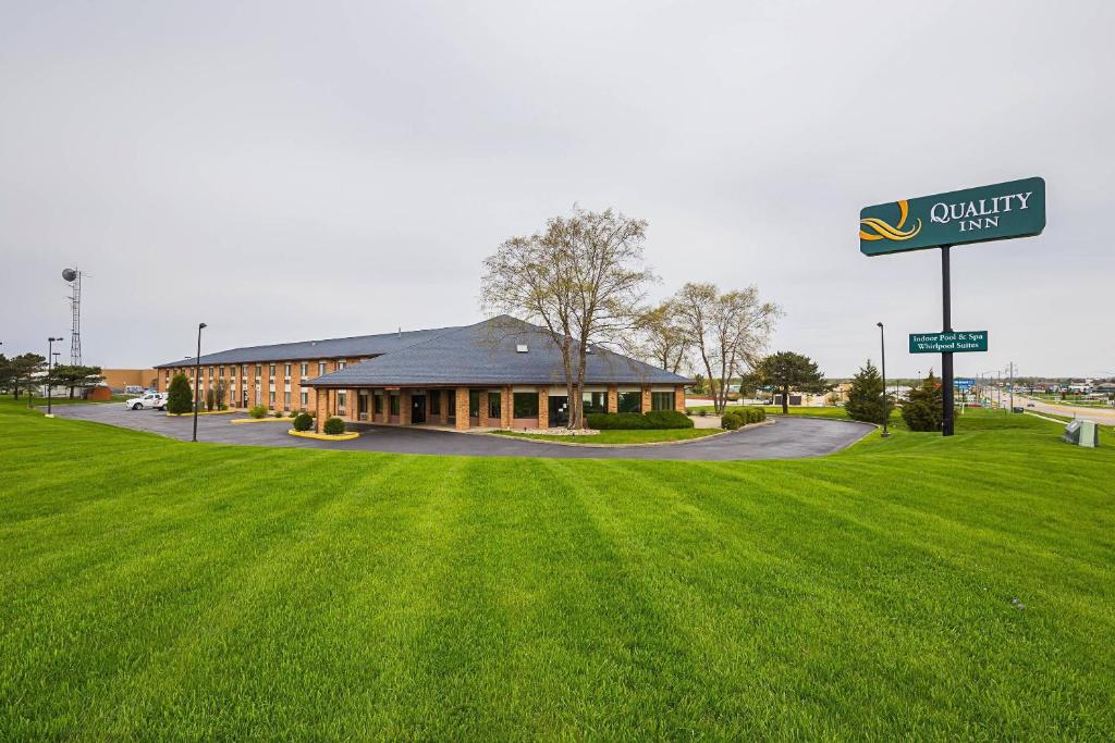 un edificio con un cartello in mezzo a un campo di Quality Inn Waverly a Waverly