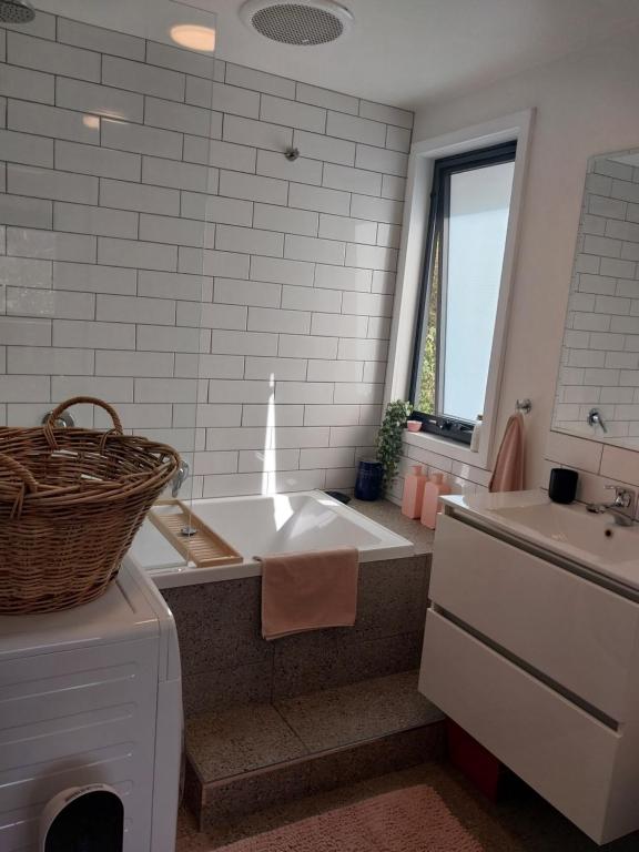 Un baño con una bañera grande y un lavabo. en Studio Solaris, en Daylesford