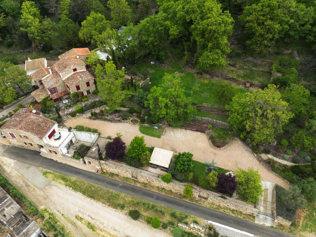 una vista aerea di una casa con alberi e una strada di Le Pailler de la Planque a Camplong