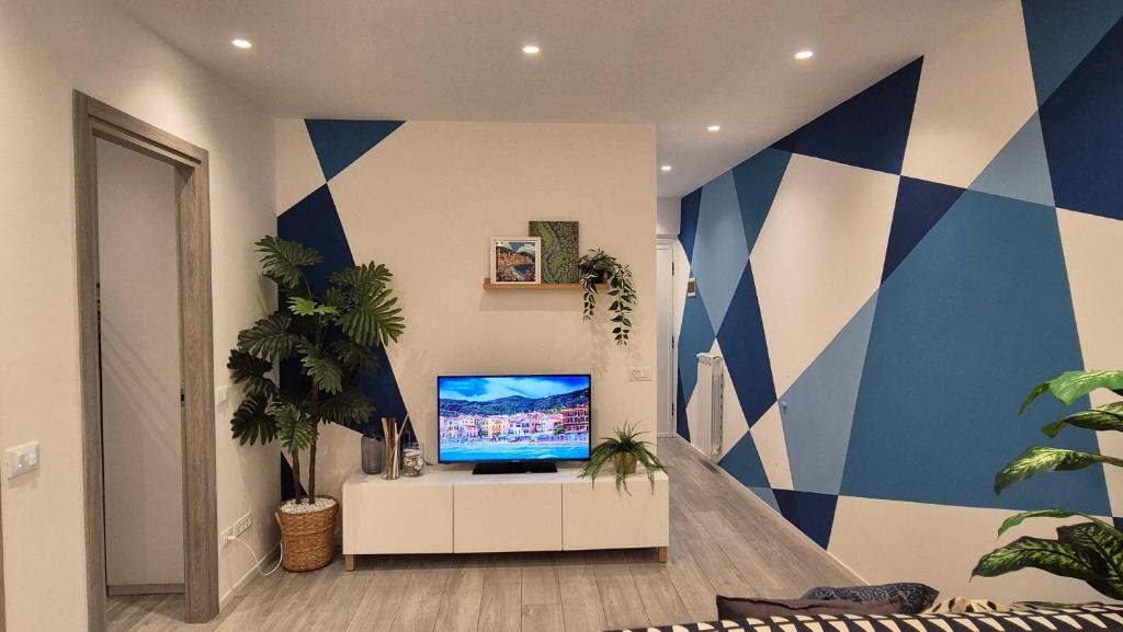 ein Wohnzimmer mit einer blau-weiß gestreiften Wand in der Unterkunft Appartamento in centro storico in Sanremo