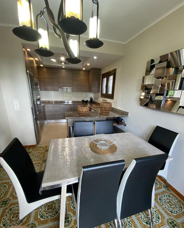 una cucina con tavolo da pranzo e sedie di Villa CASTILLA a Cambrils