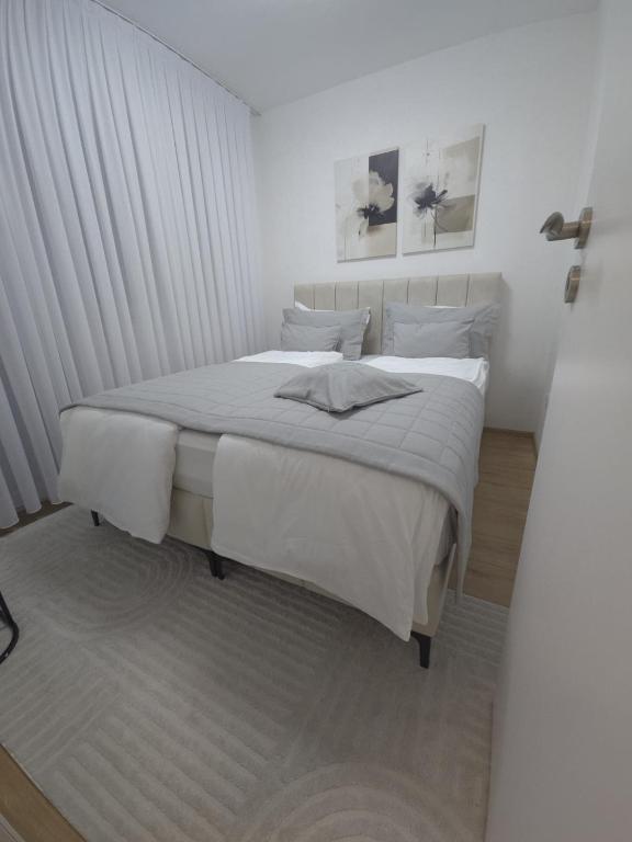 Postel nebo postele na pokoji v ubytování Sara Luxe Apartment