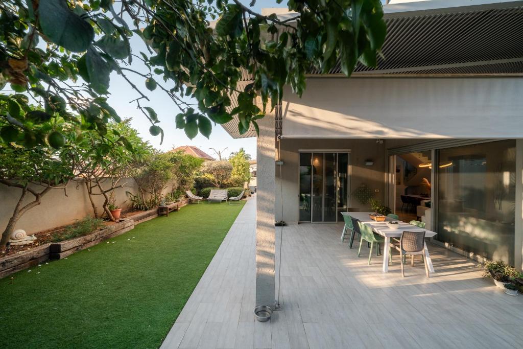 En have udenfor Olga Resort - אולגה ריזורט