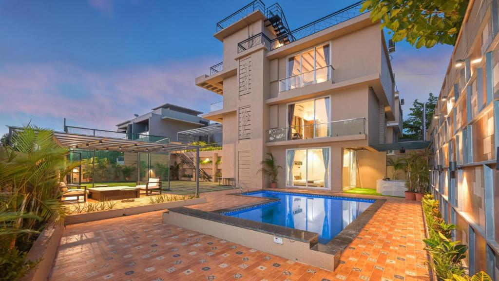 Πισίνα στο ή κοντά στο Heritage 4Bhk Villa Lonavala With Turf