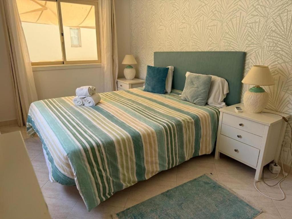 una camera da letto con un letto con un orsacchiotto sopra di Bright & Spacious 2BR Vilamoura Escape with Pool & Golf Nearby -15 Percent Off a Quarteira