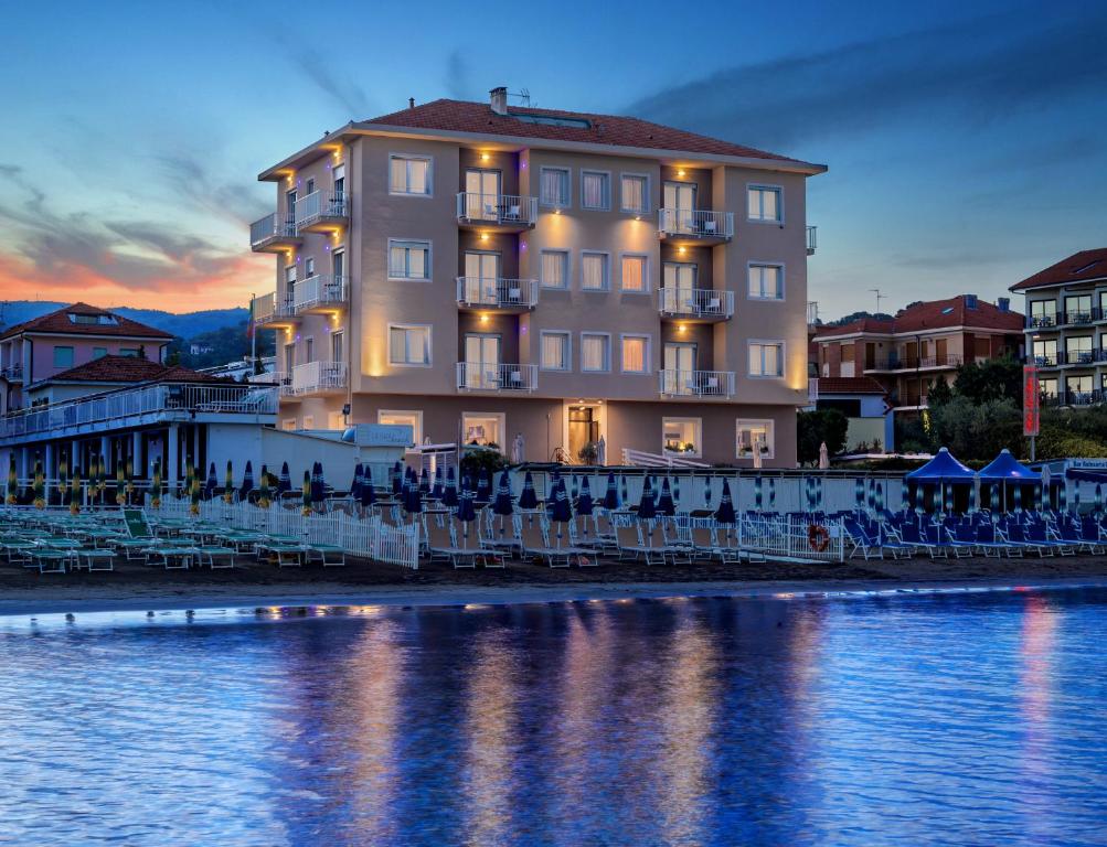 ein Hotel am Ufer eines Wasserkörpers in der Unterkunft Hotel La Baia in Diano Marina