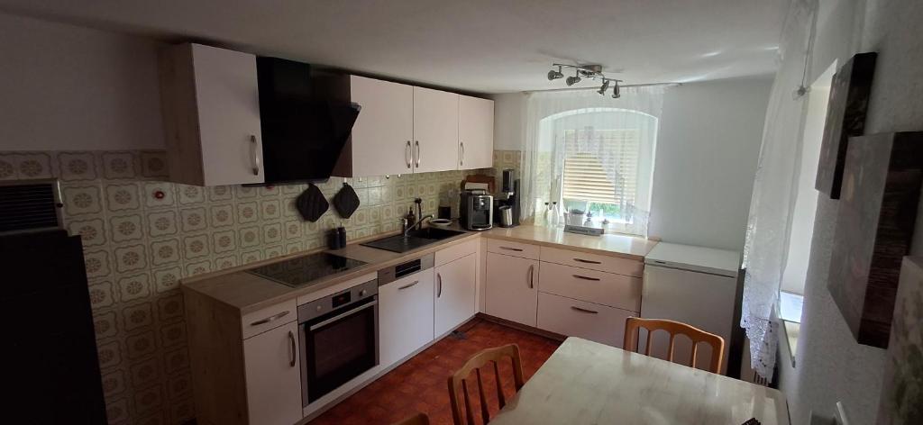 Кухня или мини-кухня в Ferienhaus Meinheim
