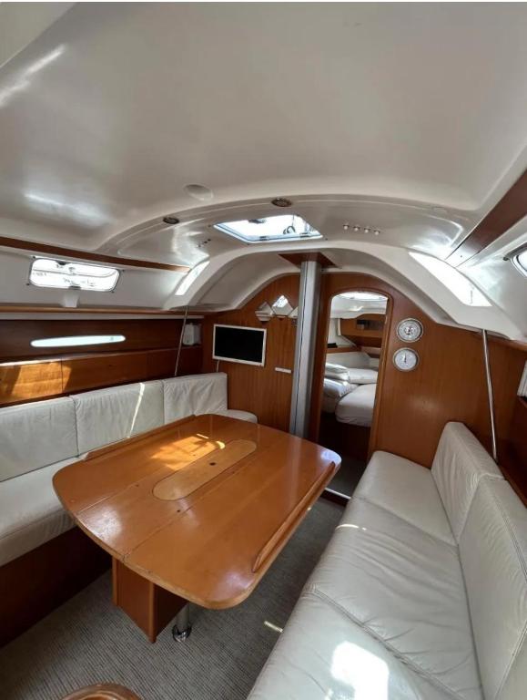 un soggiorno con un tavolo e un divano di Bateau 6 à 8 personnes hyper centre ville a Lorient