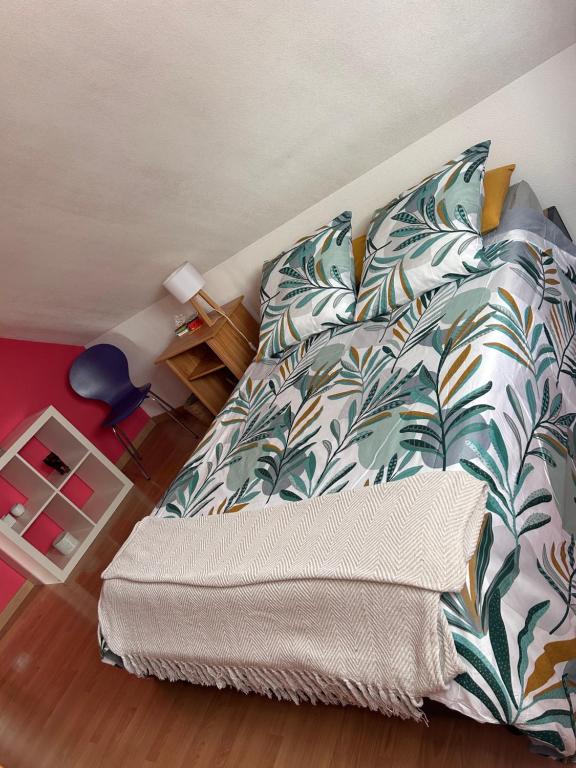 Ένα ή περισσότερα κρεβάτια σε δωμάτιο στο maison privée offre chambre hôte