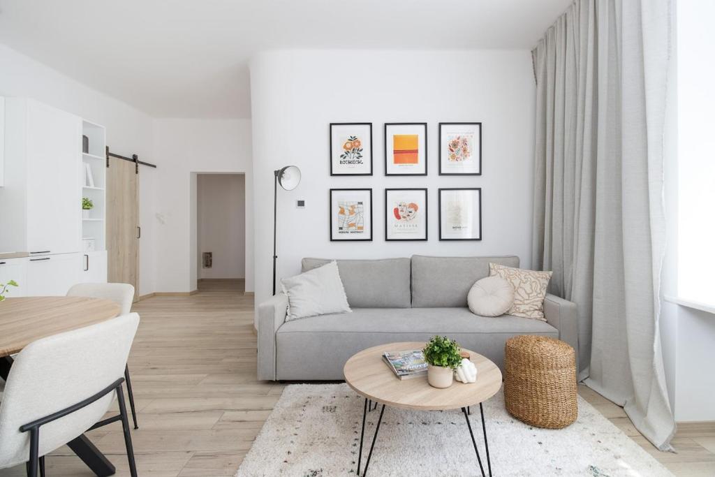 una sala de estar con un sofá y una mesa en Beautiful Apartment in Erdody Palace, en Otilia