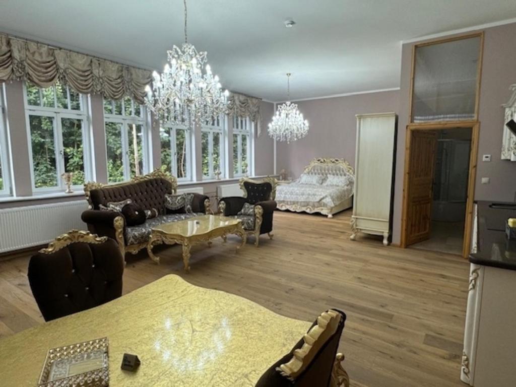 a large living room with furniture and a bedroom at Zum Böhmen Ferienwohnung Hermann von Salza in Bad Langensalza