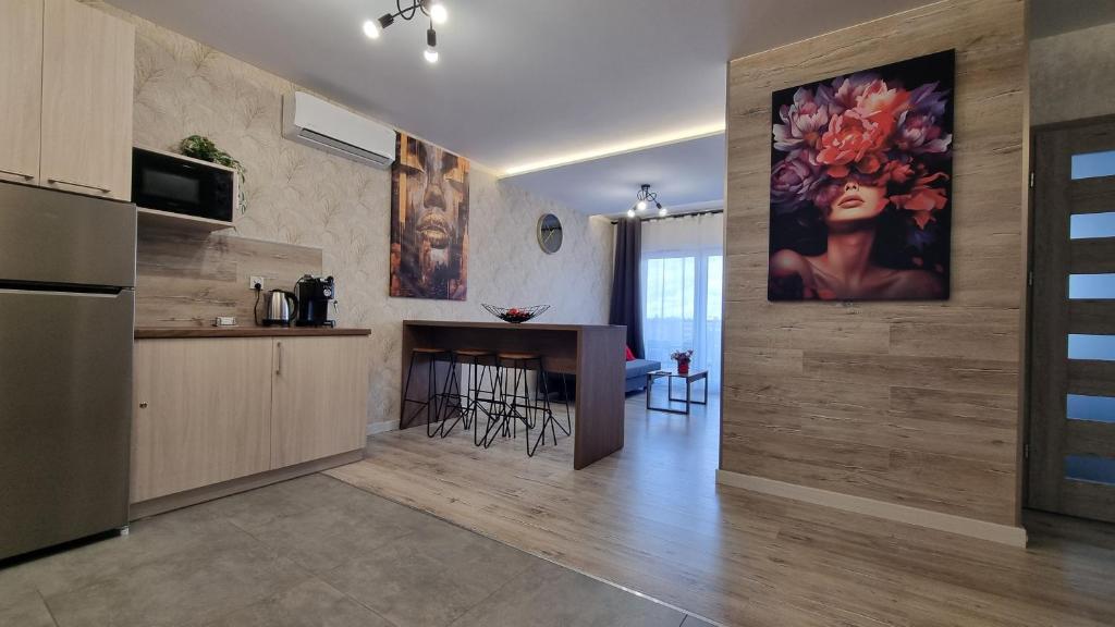 Kuchyň nebo kuchyňský kout v ubytování Q Apart Zenith- trzypokojowy, klimatyzowany apartament przy Manufakturze z garażem Gratis, FV