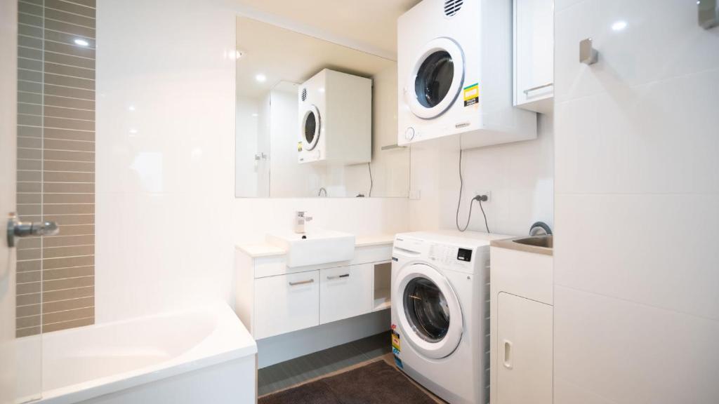 Et badeværelse på Upside Westfield garden city 2bedroom 2bathroom