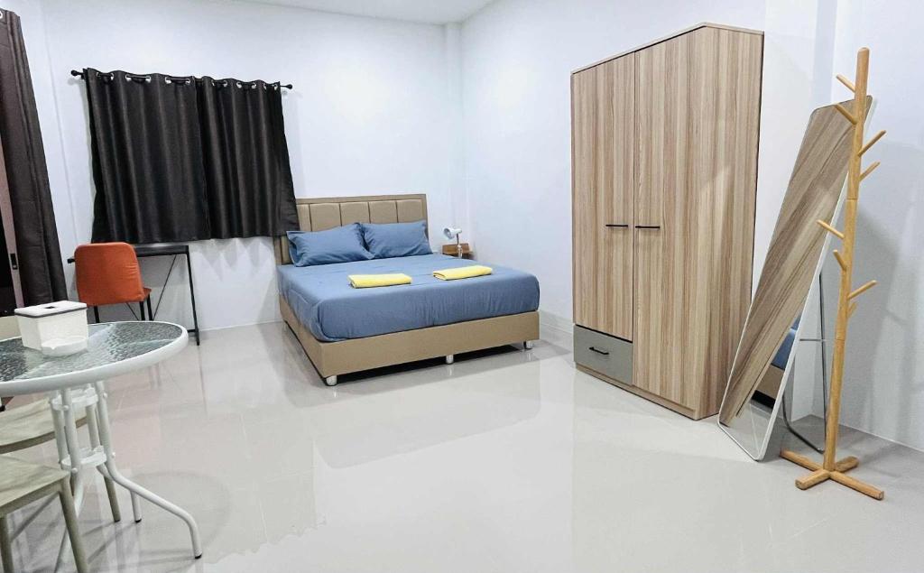Postel nebo postele na pokoji v ubytování บ้านแพง